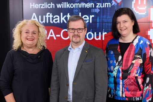 Vorschau Bild von Die „APA-OnTour“ startete am 23. Jänner 2024 in
Wien mit einem Expert:innentalk zu KI-Entwicklung. Im Bild v.l.n.r.:
Barbara Rauchwarter (APA-CMO, Moderation), Robert Varga (APA-CPO),
Verena Krawarik (APA-Innovationsmanagerin, Leitung APA-Taskforce
AI).