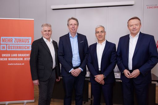 Führende Vertreter der Bauwirtschaft und Baustoffindustrie
fordern die Politik zum Handeln auf: (v.l.n.r.) Robert Jägersberger
(Bundesinnung Bau), Torsten Kreft (Hagebau Österreich), Georg Bursik
(Baumit Österreich), Johann Marchner (Wienerberger Österreich)