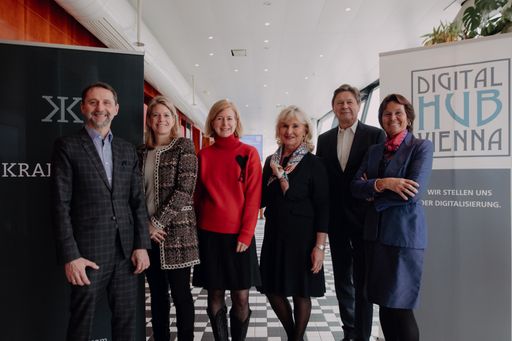  (v.l.n.r.): Georg Beham – Partner und
Geschäftsführer PwC, verantwortet den Bereich Cybersecurity &
Privacy in Österreich // Barbara Gruszkiewicz –
Positionierungs-Expertin im Bereich Beratung, Nachhaltigkeit und IT
// Birgit Kraft-Kinz – Volkswirtin & Gründerin KRAFTKINZ, Obfrau
Digital Hub Vienna // Sabine Aigner, Partnerin bei Spencer Stuart
International im Bereich Executive Search und Board Advisory //
Wolfgang Anzengruber – Aufsichtsrat von ASFINAG und Siemens //
Christine Catasta – Aufsichtsrätin (u.a. BIG, Austrian Airlines,
Verbund AG, Erste Group und Erste Bank Österreich, BCR.