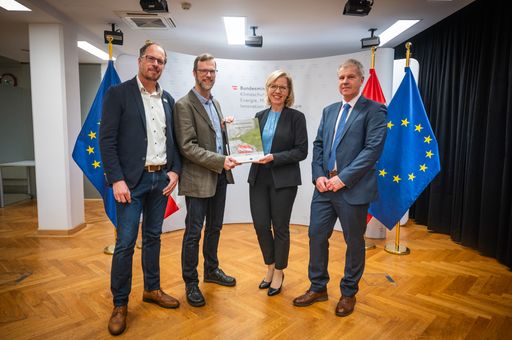 Gábor Wichmann (Geschäftsführer BirdLife
Österreich), Norbert Teufelbauer (Herausgeber Brutvogelatlas,
BirdLife Österreich) und Andreas Gruber (Vorstand für
Forstwirtschaft und Naturschutz der Österreichischen Bundesforste)
überreichen Leonore Gewessler (Klimaschutzministerin) den
Brutvogelatlas 2013-2018