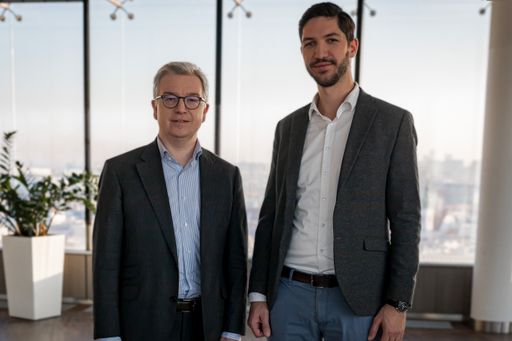 Vorschau Bild von Michael Höllerer, Generaldirektor Raiffeisen
NÖ-Wien, und Lukas Enzersdorfer-Konrad, CEO Bitpanda Technology
Solutions.