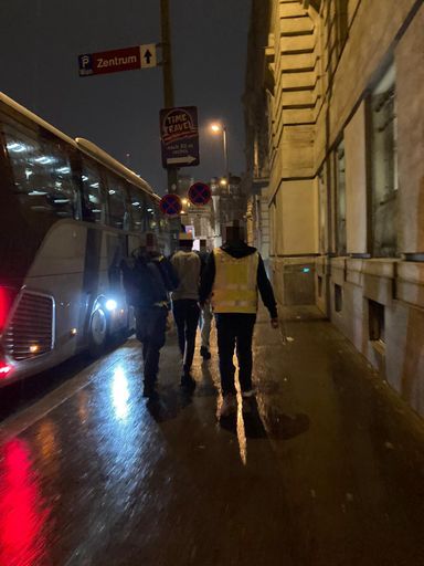 Menschen werden zum Bus begleitet