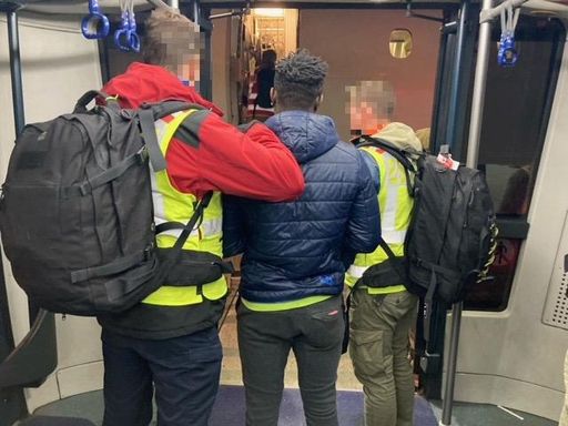 Vorschau Bild von Menschen bei Charterrückführung