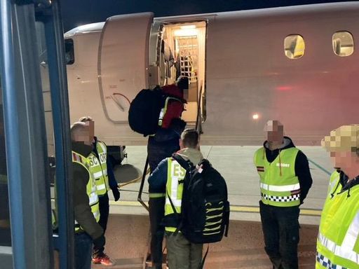 Vorschau Bild von Person steigt in Flugzeug