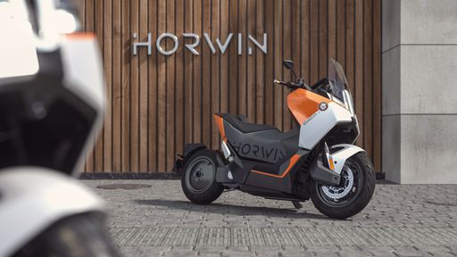  Das Hochleistungs-Elektro-Motorrad HORWIN SENMENTI
0 schafft eine Höchstgeschwindigkeit von 200 km/h und beschleunigt
in nur 2,8 Sekunden von 0 auf 100 km/h.