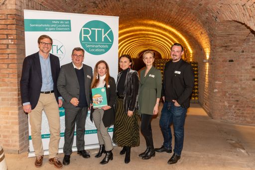  Jahresauftakt 2024 der RTK Round Table
Konferenzhotels: v.l. RTK-Vorstandsmitglied Hubertus Rothwangl,
RTK-Präsident Thomas Ziegler, RTK-Geschäftsführerin Uschi Huber,
Tourismus-Staatssekretärin Susanne Kraus-Winkler,
RTK-Vizepräsidentin Ulli Retter und Manuel Gebetshammer, Leiter der
Schlumberger Kellerwelten.