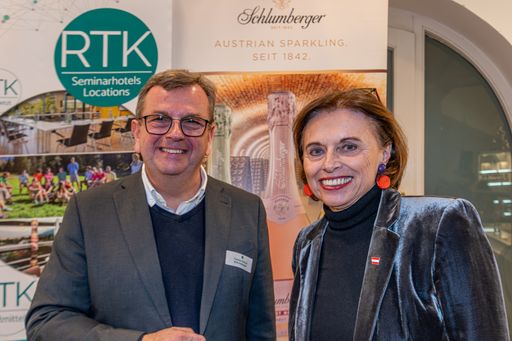 Vorschau Bild von Jahresauftakt 2024 der RTK Round Table
Konferenzhotels: RTK-Präsident Thomas Ziegler mit
Tourismus-Staatssekretärin Susanne Kraus-Winkler in den Schlumberger
Kellerwelten.