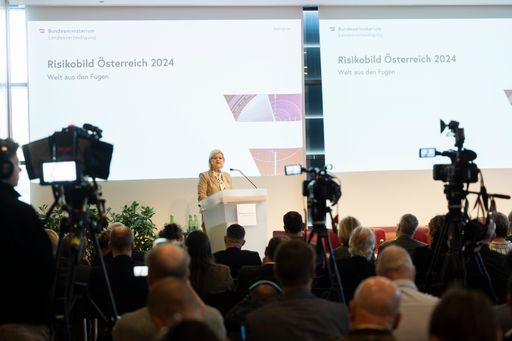 Präsentation der Publikation "Risikobild 2024 - Welt aus den
Fugen" mit Verteidigungsministerin Klaudia Tanner am 29. Jänner
2024.