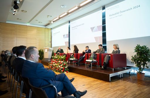 Vorschau Bild von Präsentation der Publikation "Risikobild 2024 - Welt aus den
Fugen" mit Verteidigungsministerin Klaudia Tanner am 29. Jänner
2024.