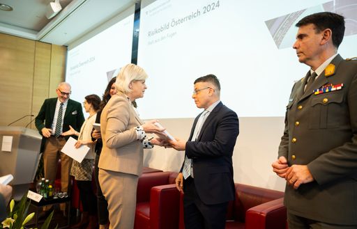 Vorschau Bild von Präsentation der Publikation "Risikobild 2024 - Welt aus den
Fugen" mit Verteidigungsministerin Klaudia Tanner am 29. Jänner
2024.