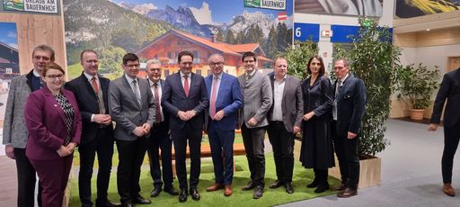 Vorschau Bild von Der Stand von Urlaub am Bauernhof auf der
Internationalen Grünen Woche ist ein beliebter Treffpunkt von Gästen
und Spitzen-Agrariern.