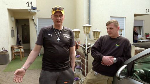 Papa Elvis ist stolz auf seinen Sohn Martin. Dieser hat seine
theoretische Fahrprüfung bestanden! / Die Verwendung dieses Bildes
für redaktionelle Zwecke ist unter Beachtung aller mitgeteilten
Nutzungsbedingungen zulässig und dann auch honorarfrei.
Veröffentlichung ausschließlich mit Bildrechte-Hinweis.