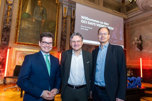  Eröffneten die ersten QCI Days in Wien: Christoph
Neumayer, Generalsekretär der Industriellenvereinigung (IV), Georg
Niklfeld, Gruppenleiter Digital von der FFG – Österreichische
Forschungsförderungsgesellschaft und Andreas Kugi,
Wissenschaftlicher Geschäftsführer des AIT