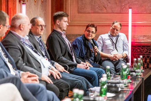 Vorschau Bild von Das Commitment und die Vorreiterrolle der
öffentlichen Hand ist für den Erfolg österreichischer Innovationen
auf europäischer Ebene entscheidend. Im Bild: Desireé Ehlers, BMK
neben AIT-Quantenexperte Hannes Hübel (rechts außen) und weitere
Teilnehmende des Panels „Umsetzung QKD für den europäischen Markt“.