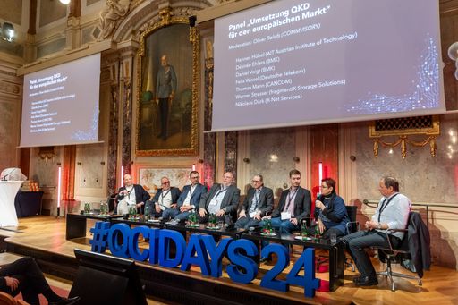 Vorschau Bild von Das Commitment und die Vorreiterrolle der
öffentlichen Hand ist für den Erfolg österreichischer Innovationen
auf europäischer Ebene entscheidend. Im Bild: Desireé Ehlers, BMK
neben AIT-Quantenexperte Hannes Hübel (rechts außen) und weitere
Teilnehmende des Panels „Umsetzung QKD für den europäischen Markt“.