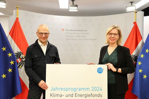  https://www.apa-fotoservice.at/galerie/35953 BILD (v.l.n.r.) -
Klima- und Energiefonds-Geschäftsführer Bernd Vogl und
Klimaschutzministerin Leonore Gewessler