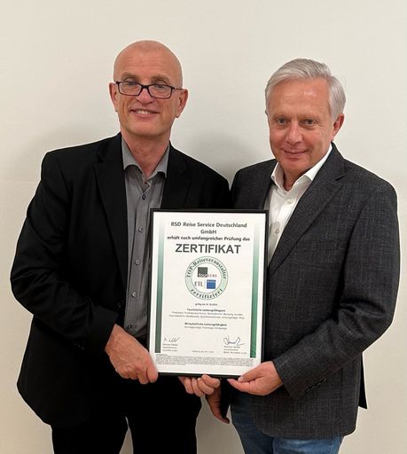  Ceremonial presentation of the certificate for the Top Tour
Operator award by tourVERS Managing Director Michael Wäldle / Die
Verwendung dieses Bildes für redaktionelle Zwecke ist unter
Beachtung aller mitgeteilten Nutzungsbedingungen zulässig und dann
auch honorarfrei. Veröffentlichung ausschließlich mit
Bildrechte-Hinweis.