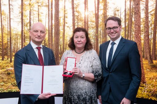 Dr. Eva Maria Ziegler (Mitte) übergibt das Ehrenzeichen an Dr.
Nikolas Stihl (links) im Beisein von Sebastian Wolf (rechts) / Die
Verwendung dieses Bildes für redaktionelle Zwecke ist unter
Beachtung aller mitgeteilten Nutzungsbedingungen zulässig und dann
auch honorarfrei. Veröffentlichung ausschließlich mit
Bildrechte-Hinweis.