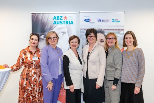  V. li.: Tatjana Hazagordzian, ABZ*Projektleiterin
FiT-Zentrum Weinviertel; Manuela Vollmann, Geschäftsführerin
ABZ*AUSTRIA; Doris Schmidauer, Motivatorin und Beraterin; Petra
Draxl, AMS-Vorständin; Sandra Kern, Landesgeschäftsführerin AMS NÖ,
Daniela Schallert, Geschäftsführerin ABZ*AUSTRIA, beim
Werkstattbesuch im FiT-Zentrum Weinviertel.