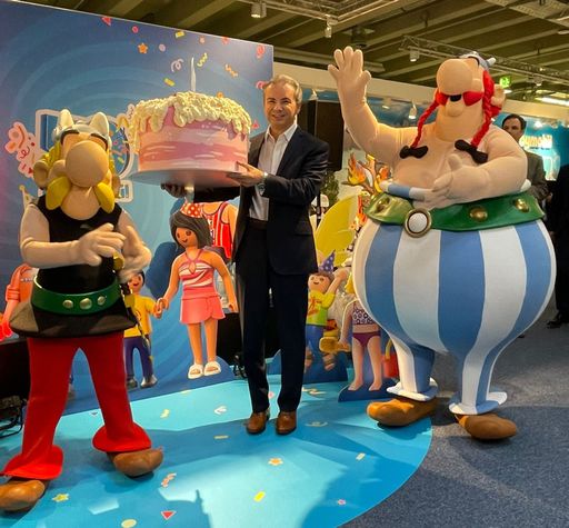Vorschau Bild von Die Reihe der Gratulanten war lang: Playmobil-Vorstand Bahri
Kurter nahm unter anderem eine Torte von Asterix und Obelix
entgegen. / Die Verwendung dieses Bildes für redaktionelle Zwecke
ist unter Beachtung aller mitgeteilten Nutzungsbedingungen zulässig
und dann auch honorarfrei. Veröffentlichung ausschließlich mit
Bildrechte-Hinweis.