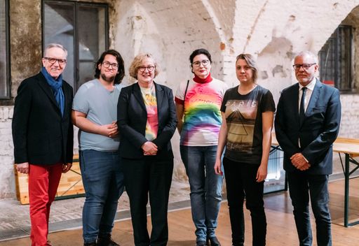 Vorschau Bild von NR Dr. Harald Troch und GR Rudi Kaske mit dem neuen
Vorstand der Themensektion SPÖ Simmering unter’m Regenbogen
