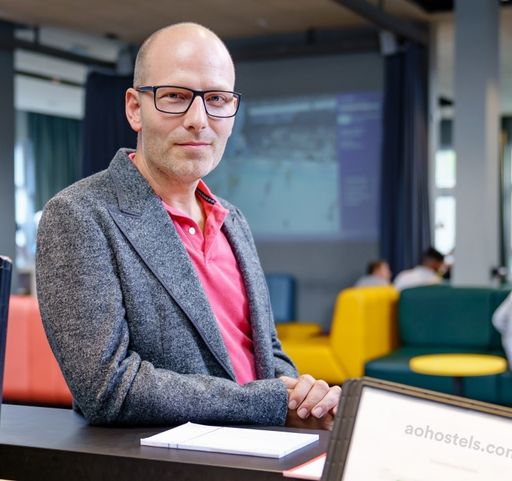 Vorschau Bild von Portraitfoto von a&o CEO Oliver Winter in einem a&o
Hostel