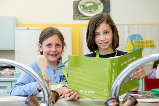 Vorschau Bild von Beim Eltern-Kind-Kochen von Schlau sein – Gesund
essen in der VHS Brigittenau wurden gemeinsam mit Kindern, Eltern
und einer Ernährungsexpertin gesunde und köstliche Gerichte
zubereitet und verkostet.