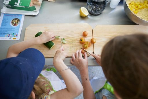 Vorschau Bild von Bei der Schlau sein – Gesund essen Pop-up-Küche
konnten sich Kinder, Eltern und alle Interessierten von
Ernährungsexpert*innen Tipps für eine bunte und vielfältige
Ernährung holen und gemeinsam schnelle und vollwertige Speisen
kochen.