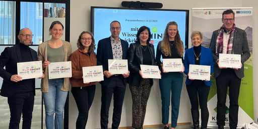  Markus Gwiggner, Wirtschaftskammer Kufstein; Carina Berger,
Innovationsraum Kufstein eGen; Lisa Noggler, Lehrlingsakademie;
Prof. (FH) Dr. Mario Döller, Rektor FH Kufstein Tirol; Birgit
Obermüller, Schriftführerin RM KUUSK; Tanja Rehberger, RM KUUSK;
Andrea Weißkopf, Schulqualitätsmanagement; Gerhard
Rinnergschwentner, TFBS Kufstein (v.l.).