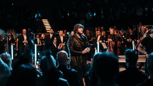 Vorschau Bild von James Arthur zum Showende in der Elbphilharmonie / Die Verwendung
dieses Bildes für redaktionelle Zwecke ist unter Beachtung aller
mitgeteilten Nutzungsbedingungen zulässig und dann auch honorarfrei.
Veröffentlichung ausschließlich mit Bildrechte-Hinweis.