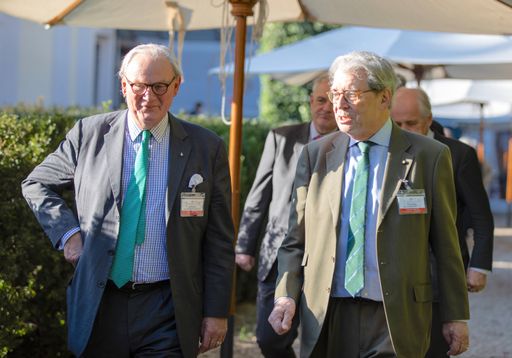  S.E. DI Sebastian Prinz von Schoenaich-Carolath
(li), Botschafter des Souveränen Malteser-Ritter-Ordens bei der
Republik Österreich, beim Informationsaustausch mit dem Botschafter
für die Tschechische Republik, Prinz Wenzel von Lobkowicz, im Rahmen
der Botschafterkonferenz, die kürzlich in Rom stattfand.