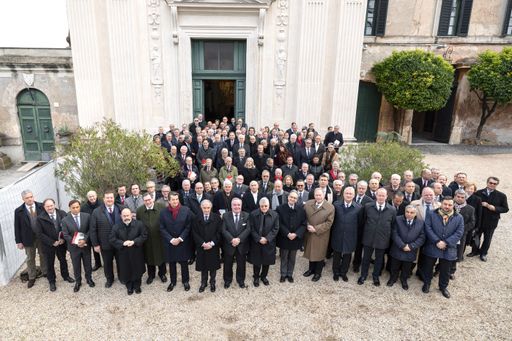 Vorschau Bild von Botschafterinnen und Botschafter aus über 100
Ländern nahmen an der Konferenz des Diplomatischen Corps des
Malteserordens in der Magistralvilla in Rom teil.