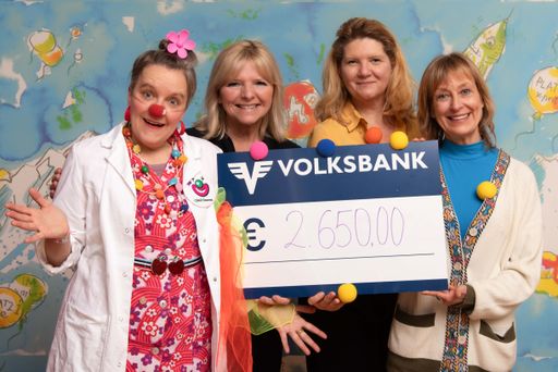 v. l.: CliniClown, Eva Radinger (GF CliniClowns
Austria), Doris Trinker (VOLKSBANK WIEN AG), Eva Mandl (Himmelhoch
PR) © Himmelhoch
