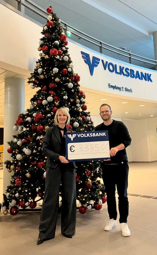 Vorschau Bild von v. l.: Tanja Bamberger (VB Services für Banken) und
Alexander Mairginter (SOS Kinderdorf) © VOLKSBANK WIEN AG