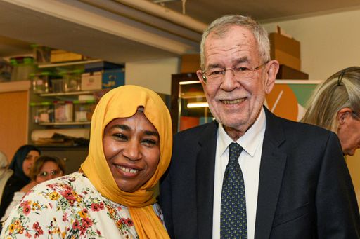  Bundespräsident Alexander Van der Bellen und die
NACHBARINNEN in Wien