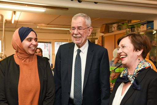 Vorschau Bild von Bundespräsident Alexander Van der Bellen und die
NACHBARINNEN in Wien