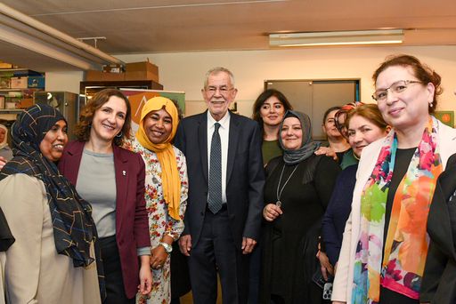Vorschau Bild von Bundespräsident Alexander Van der Bellen und die
NACHBARINNEN in Wien