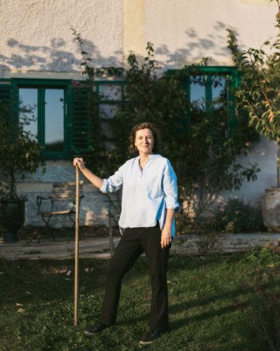 Vorschau Bild von Jacqueline Kornmüller im Garten ihres alten Feldsteinhauses