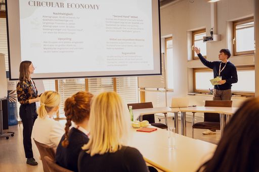  Präsentation der gemeinsamen Marktforschung
zwischen Campus 02 und den ADA Möbelwerken
