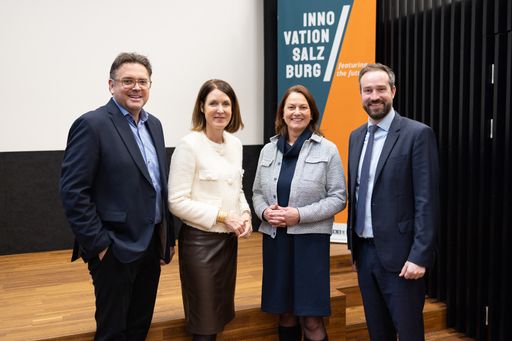v. l. Walter Haas (GF Innovation Salzburg),
Henrietta Egerth-Stadlhuber (GF Österreichische
Forschungsförderungsgesellschaft), Astrid Mayr (Leiterin
Wirtschafts- und Forschungsförderung, Land Salzburg), Stefan Schnöll
(LH-Stv., Land Salzburg)