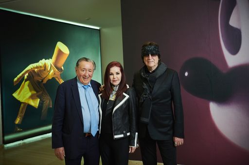 Stargast erkundet Helnwein Ausstellung in der
ALBERTINA