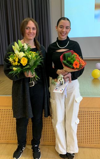 Gewinnerin Clara Bonelli (re.) mit Lehrerin
Bernadette Mayer-Baumgartner