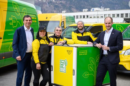 Von links: Peter Umundum, Vorstandsdirektor für
Paket & Logistik, Österreichische Post AG, die Zusteller*innen Paula
Lopez Sanchez, Elisabeth Antmann und Matthias Gärtner, mit Florian
Tursky, Staatssekretär für Digitalisierung, Informationstechnologie
und Telekommunikation