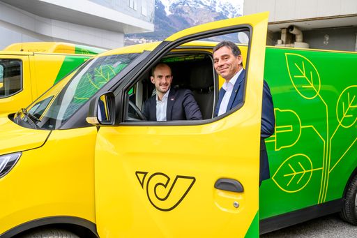 Vorschau Bild von Von links: Florian Tursky, Staatssekretär für
Digitalisierung, Informationstechnologie und Telekommunikation, und
Peter Umundum, Vorstandsdirektor für Paket & Logistik,
Österreichische Post AG