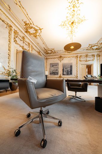 Vorschau Bild von Der Bürostuhl "Chancellor President" aus dem Büro
des SIGNA-Gründers