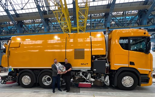 Vorschau Bild von Von links: Marco Rohringer, Leiter Sales M-U-T bei
Steyr Automotive und Harald Schmidhuber, Eigentümer der Schmidhuber
Gmbh, bei der feierlichen Fahrzeugübergabe