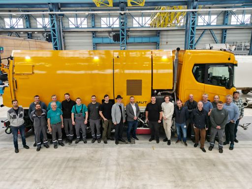 Vorschau Bild von Steyr Automotive übergibt erstes M-U-T
Kehrmaschinenmodell an Schmidhuber GmbH