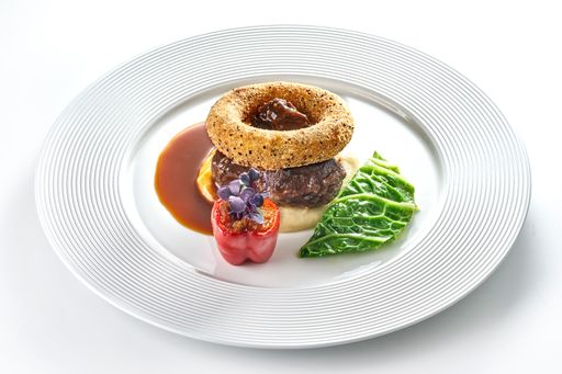 Vorschau Bild von Das Team Vienna-Menü: Den Auftakt bildete eine
knackig-frische Vorspeisen-Variation aus Waldorfsalat, Schwarzer
Nuss und Apfelkresse verziert mit einer Brothippe in der Form des
Wiener Riesenrads. Weiter ging es wahlweise mit einer köstlichen
vegetarischen Kreation aus Erbsen, Feigen, Zwetschgen, Kürbis,
Pilzdashi und Sellerie bzw. einem fleischreduzierten Hauptgericht
bestehend aus einem Pastinaken-Erdäpfel-Püree mit Kalbsbackerl an
Kohl und Paprika (Bild) Den Abschluss bildete ein verführerisches
Schokolade-Nougat-Dessert. Bei den Zutaten wurde größter Wert auf
Nachhaltigkeit und Regionalität gelegt.