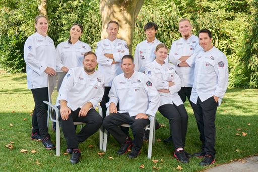 Auch heuer holt das Team Vienna, die
Köch*innen-Kaderschmiede der Häuser zum Leben, bei der weltweit
renommierten, internationalen Olympiade der Köche in der Kategorie
Gemeinschaftsverpflegung die begehrte Silbermedaille! So gelang es
dem Team Vienna am Wettkampftag am 6. Februar in Stuttgart mit einem
Deluxe 3-Gang-Menü die Fachjury und das Publikum zu überzeugen.