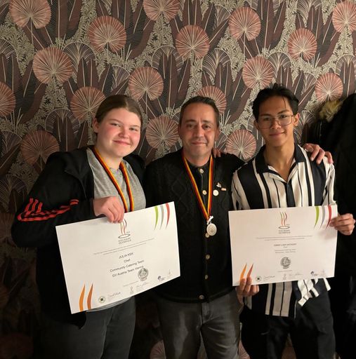 Vorschau Bild von Foto: Team-Kapitän Peter Löscher mit den zwei
teilnehmenden Lehrlingen. Erneut war das Team Vienna die einzige
Mannschaft, bei der auch Lehrlinge antraten. Die IKA/Olympiade der
Köche ist der älteste, größte und vielfältigste internationale
Kochkunstwettbewerb der Welt. Robert Guschelbauer, Bereichsleiter
des Gastronomischen Managements der Häuser zum Leben: "Ich möchte
mich ganz herzlich beim Team Vienna und allen voran bei unserem
Teamkapitän Peter Löscher bedanken! Das war eine großartige Leistung
auf Top-Niveau. Eine bessere Visitenkarte können wir uns für unsere
Frischküchen sowie als Arbeitgeber und Lehrlingsausbildner nicht
wünschen.“